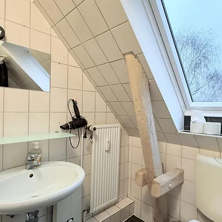 Komfortables Dachgeschoss-apartment In Ideal Fuer Monteure Apartamento Neumünster