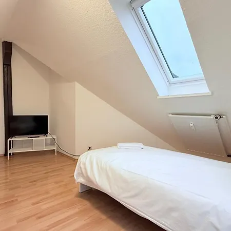 Komfortables Dachgeschoss-apartment In Ideal Fuer Monteure * Neumuenster