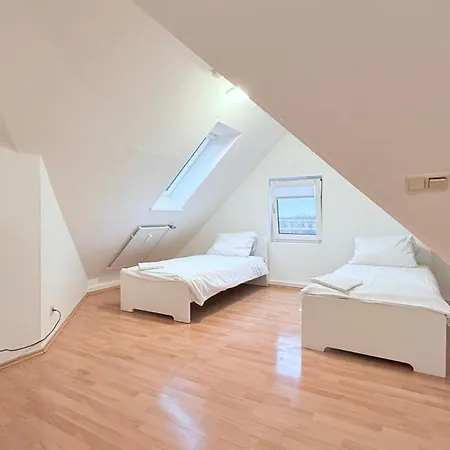 Komfortables Dachgeschoss-apartment In Ideal Fuer Monteure Neumuenster